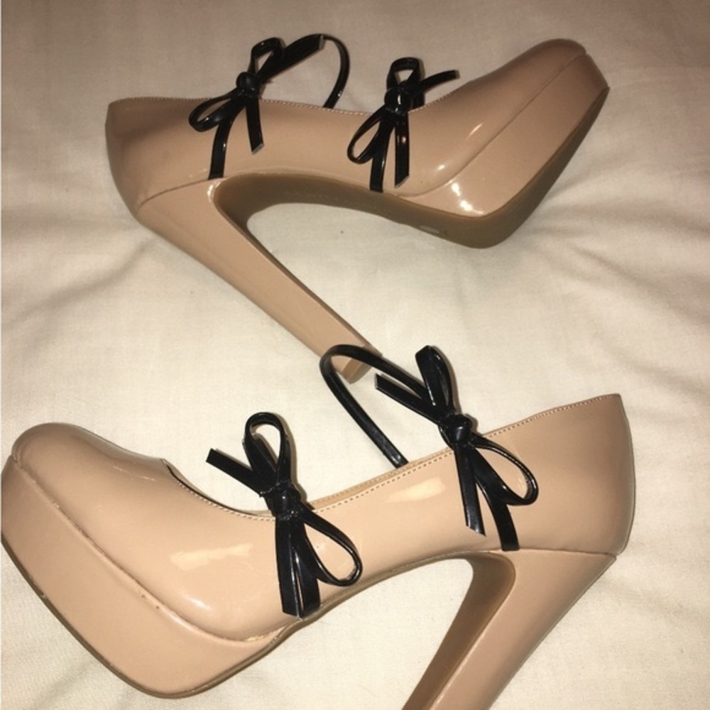 Cosmopolitan Maryjane Style Platform Patent Heels Tan w/ Black Bow Straps Sz 8.5